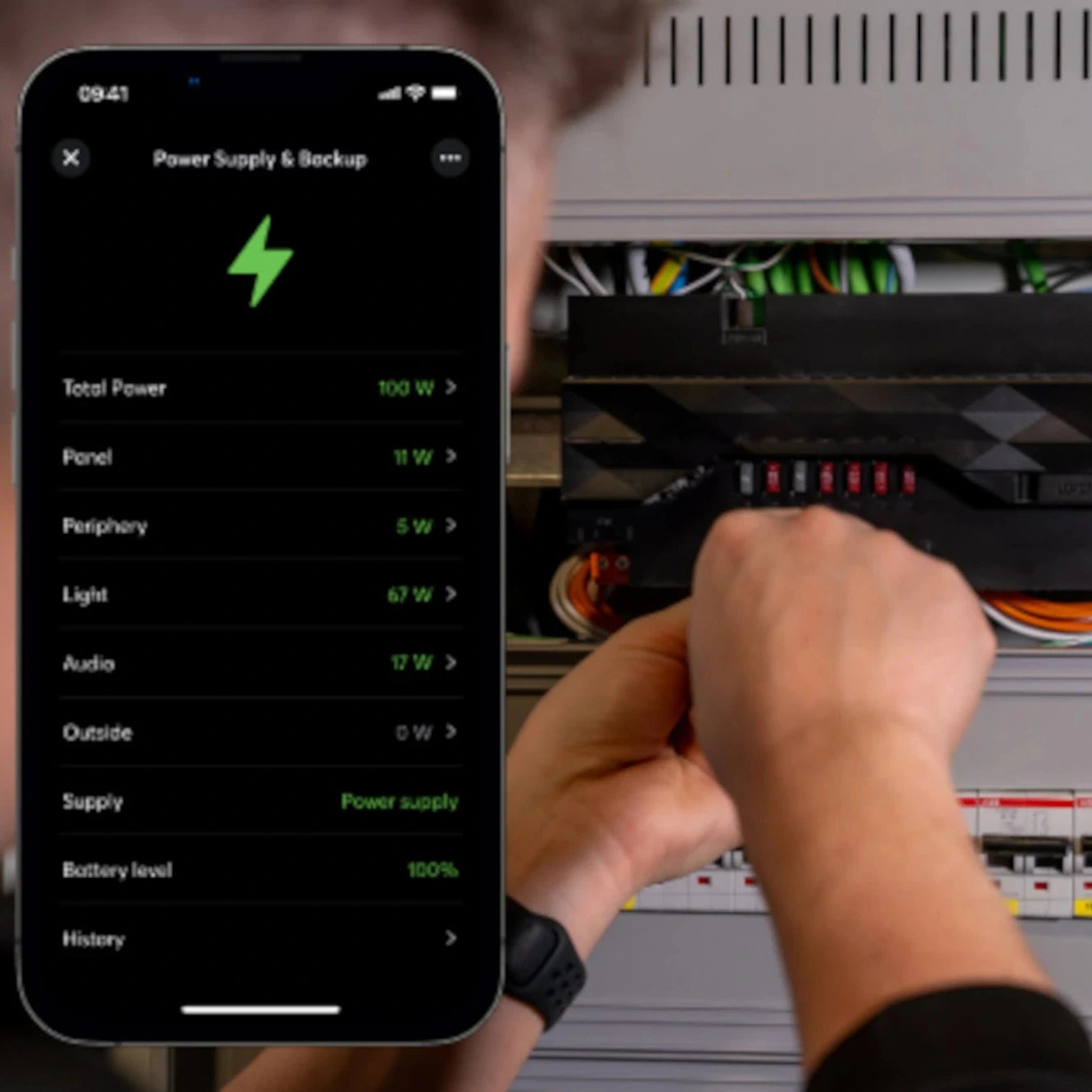Loxone Power Supply & Backup verbaut in einem Verteilerschrank mit Appansicht